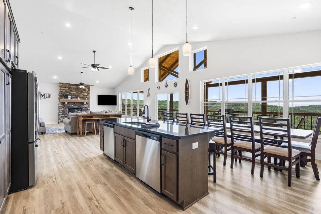 The Lake Fish-Amazing Views-Sleeps 24-Indoor-Outdoor Pools Branson Exterior foto